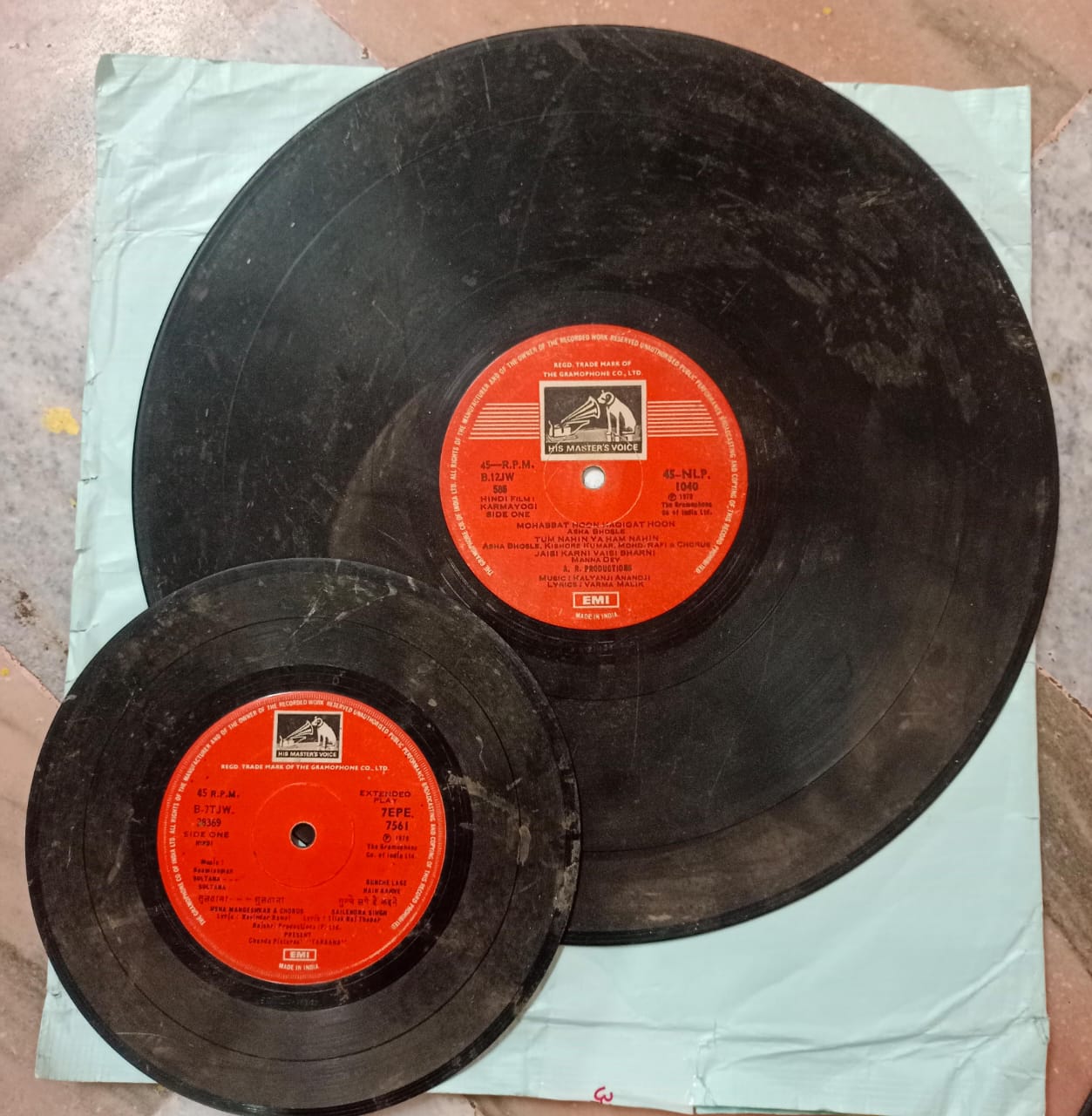 VERY OLD AUDIO VINTEGE GRAMOPHONE 2 CASSETTE BIG AND SMALL 
